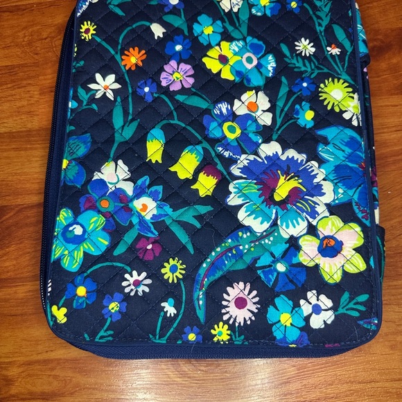 Vera Bradley Floral iPad / Tablet  Organizer Case. - Picture 3 of 4